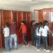 Setting up the library in Cantón Río Camanibal