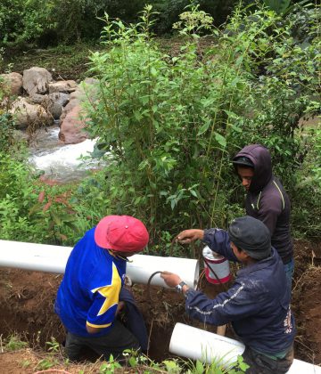 Laying water pipes in Chujupen Guatemala